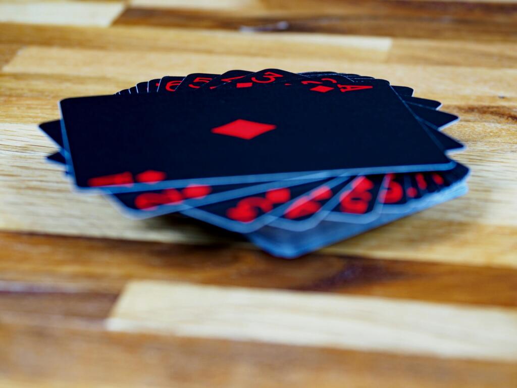 Parhaat korttipelit esittelyssä – Näitä hauskoja korttipelejä kannattaa kokeilla