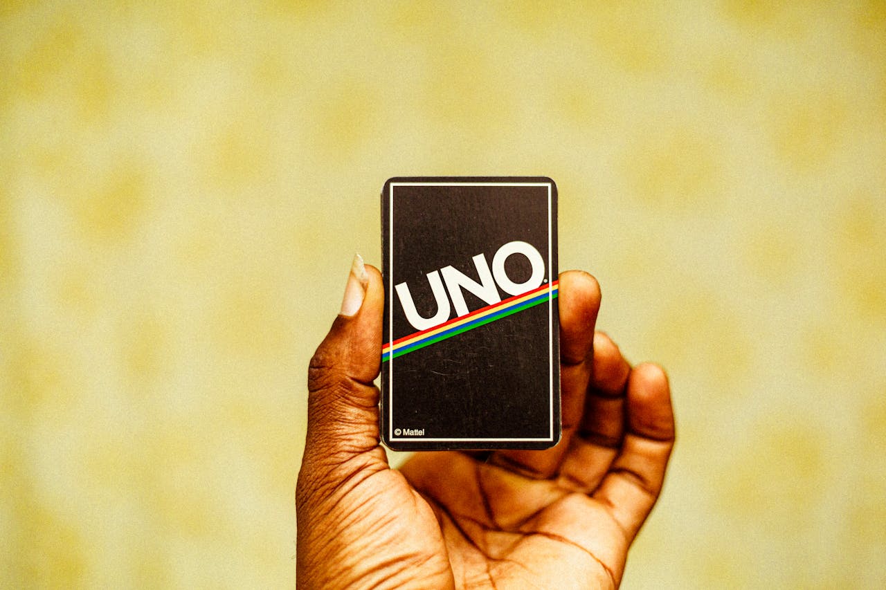 Uno-verkkopelaaminen vs. kasvokkain pelatut korttipelit: sukupolvien erot